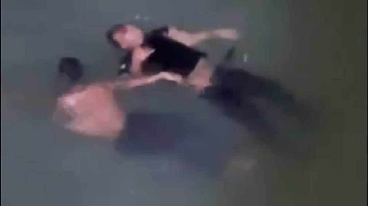 PETIKAN video menunjukkan seorang daripada dua individu terjatuh dari Jambatan Pulau Pinang diselamatkan. FOTO Facebook Tentera Darat Malaysia