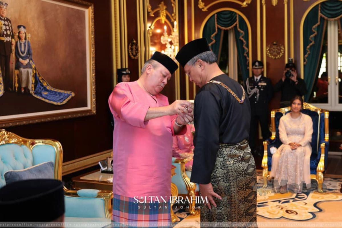HASNI dikurniakan Darjah Mahkota Johor Yang Amat Mulia Pangkat Pertama Dato Sri Paduka Mahkota Johor (SPMJ). FOTO RPO (Facebook Sultan Johor) 