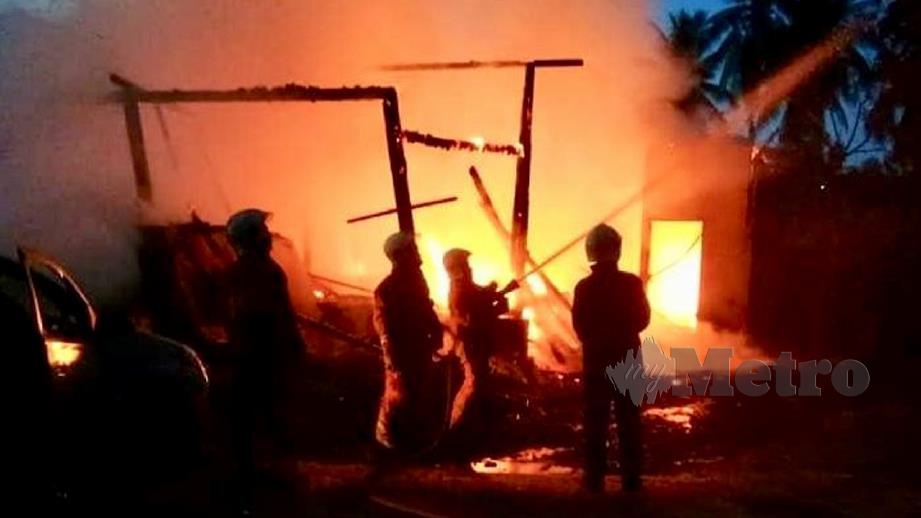 ANGGOTA Bomba memadamkan kebakaran rumah sewa di Kampung Pengkalan Nangka. FOTO ihsan Bomba