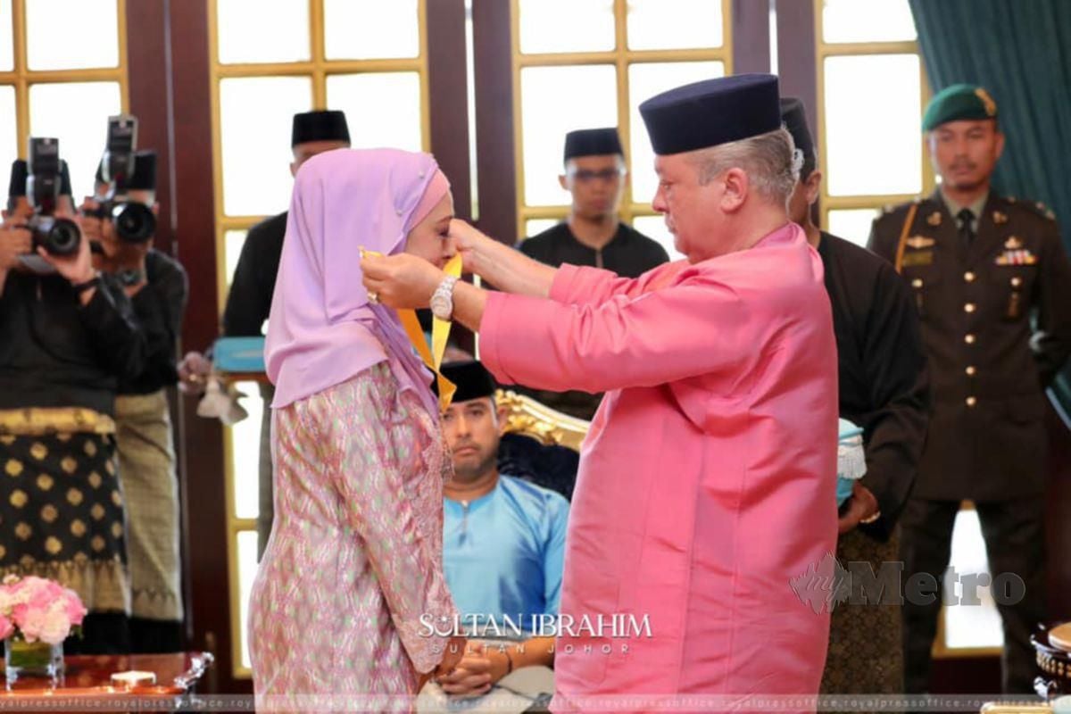 Sultan Ibrahim berkenan mengurniakan Darjah Kerabat Johor Yang Amat Dihormati Pangkat Kedua (DK II) kepada Raja Puan Besar Perak Raja Nazhatul Shima Almarhum Sultan Idris Shah. 