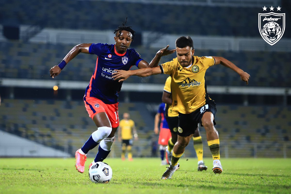 Pemain JDT, Mohamadou Sumareh (kiri) cuba dihalang pemain Perak ketika aksi Liga Super, minggu lalu. FOTO FB JDT