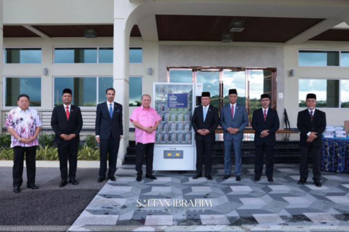 Yayasan Sultan Ibrahim Johor dengan kerjasama Yayasan Temasek dari Singapura menyumbangkan 7.5 juta pelitup muka dan 260 mesin pelitup muka layan diri. FOTO Royal Press Office (RPO) 