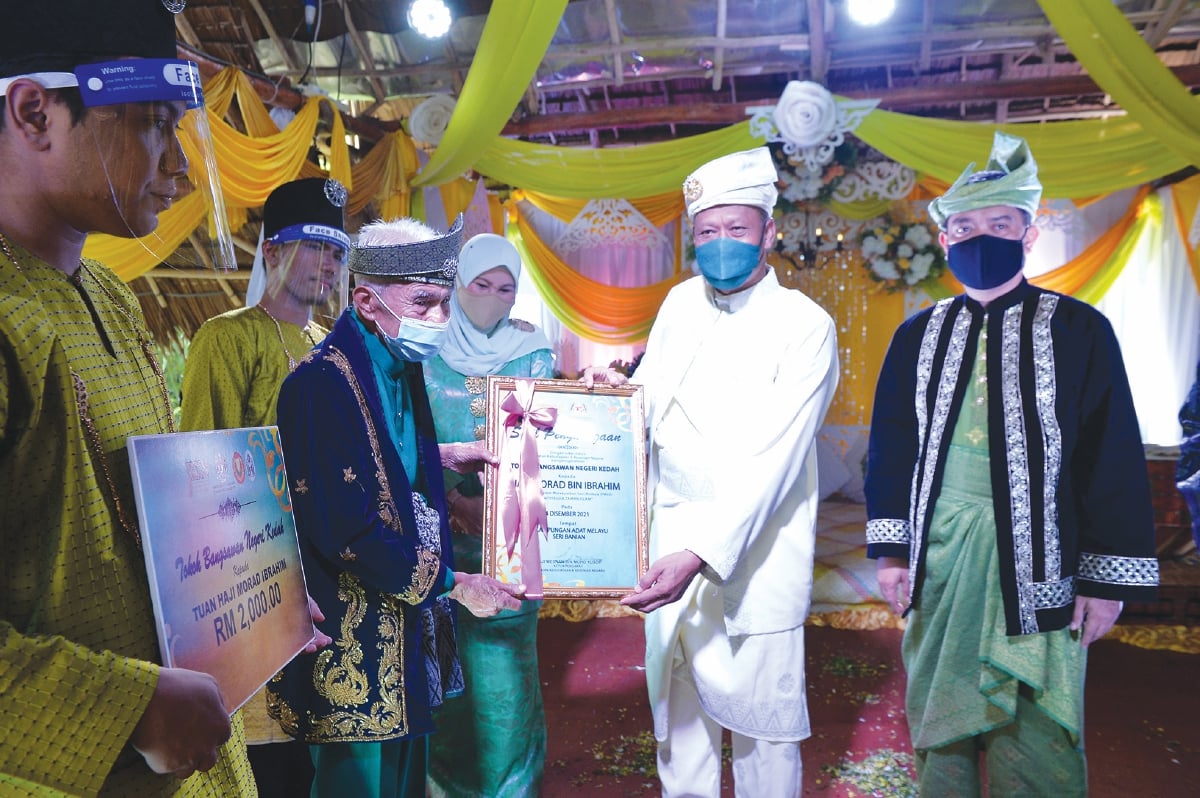 TOKOH Bangsawan Negeri Kedah, Morad Ibrahim menerima sijil penghargaan dan wang tunai.