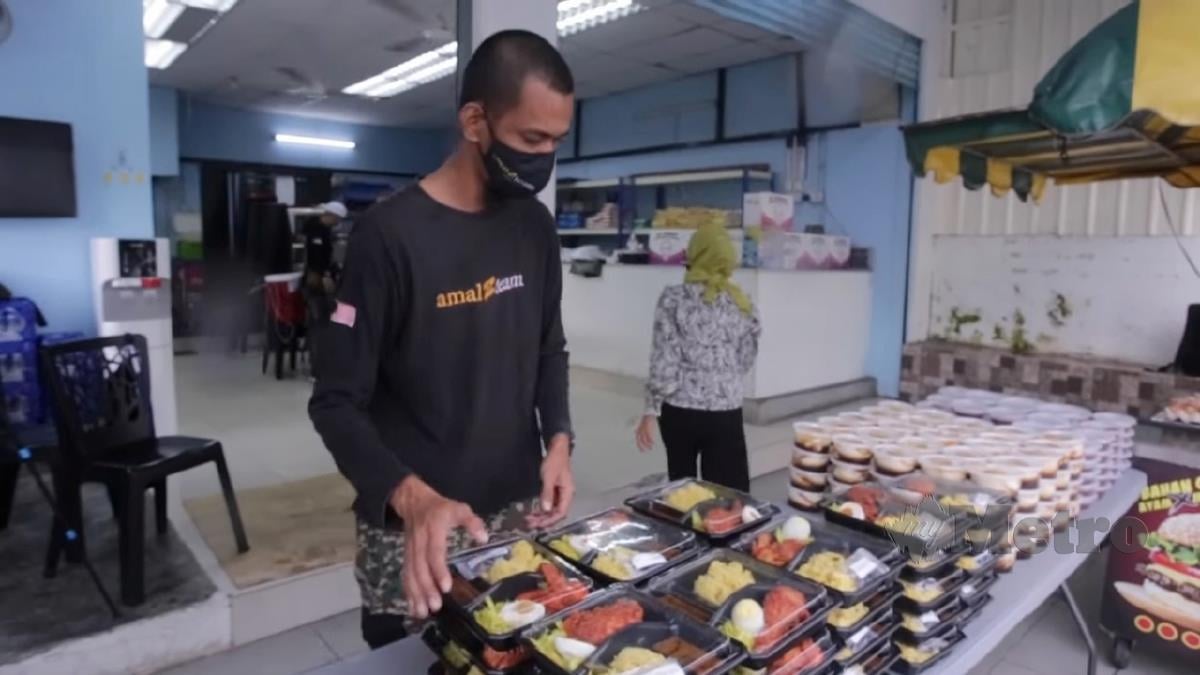 Amal Team mengagihkan makanan percuma kepada penduduk sekitar Bandar Baru Bangi sepanjang Ramadan ini.