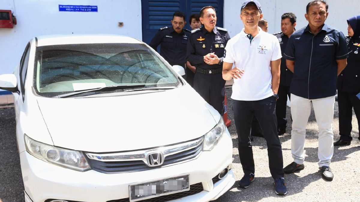MOHD Shuhaily (tengah) diiringi oleh Ketua Polis Kelantan, Datuk Muhamad Zaki Harun (kiri) menunjukkan kereta suspek di Ibu Pejabat Polis Kontinjen (IPK) Kelantan. FOTO Nik Abdullah Nik Omar