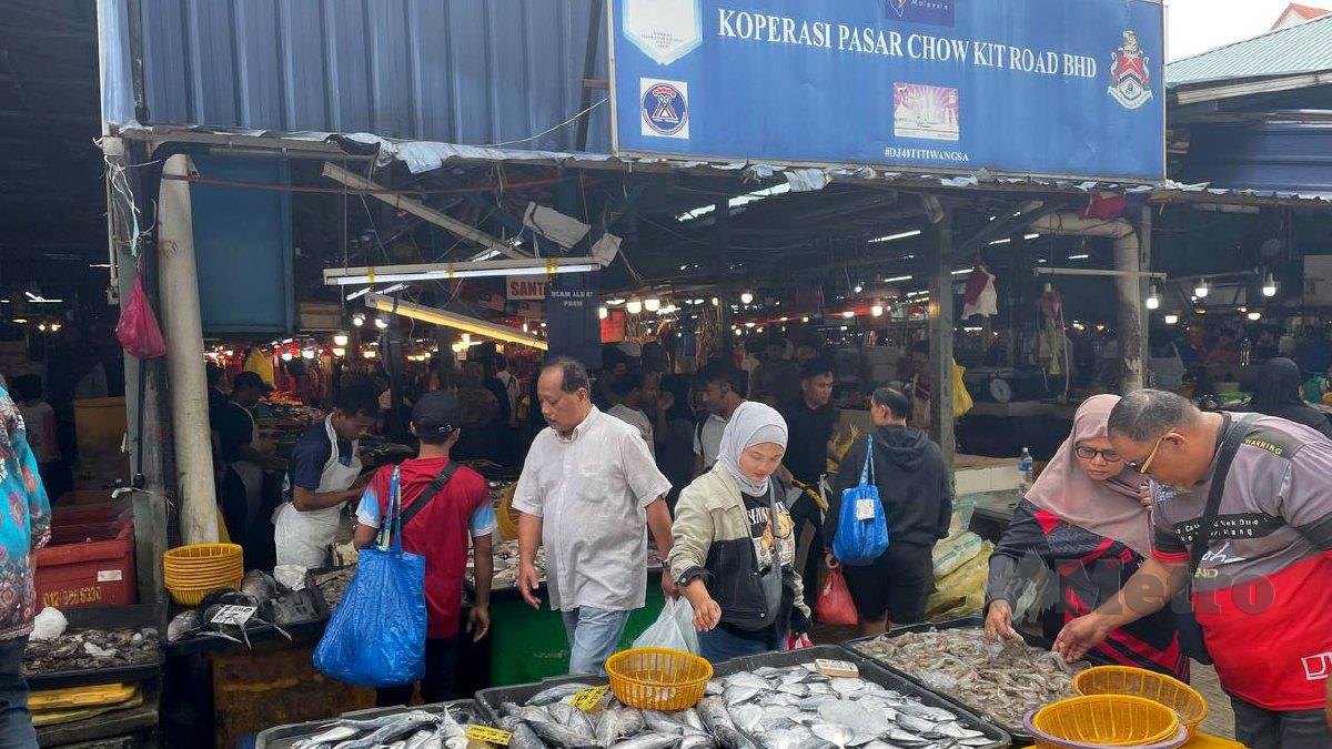 BEBERAPA gerai sementara menjual sayur-sayuran, daging serta ayam yang terletak di hadapan Pasar Chow Kit dan sepanjang jalan bertambah berbanding sebelum ini. FOTO Mohammad Khairil Ashraf Mohd Khalid
