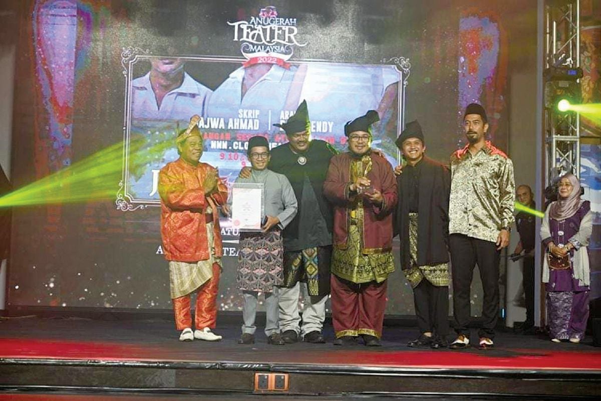 WAN Raja (kanan) bersama produksi Seni Ceritera menang kategori Teater Virtual Terbaik menerusi Sel Akhir.