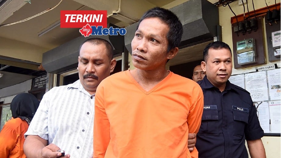 ROSMANAN (tengah) dituduh di Mahkamah Majistret Setiu. FOTO Mohd Syafiq Ridzuan Ambak