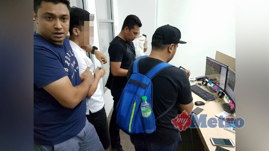 LELAKI ditahan dalam serbuan di pejabatnya ketika leka menerima pertaruhan. FOTO ihsan Polis