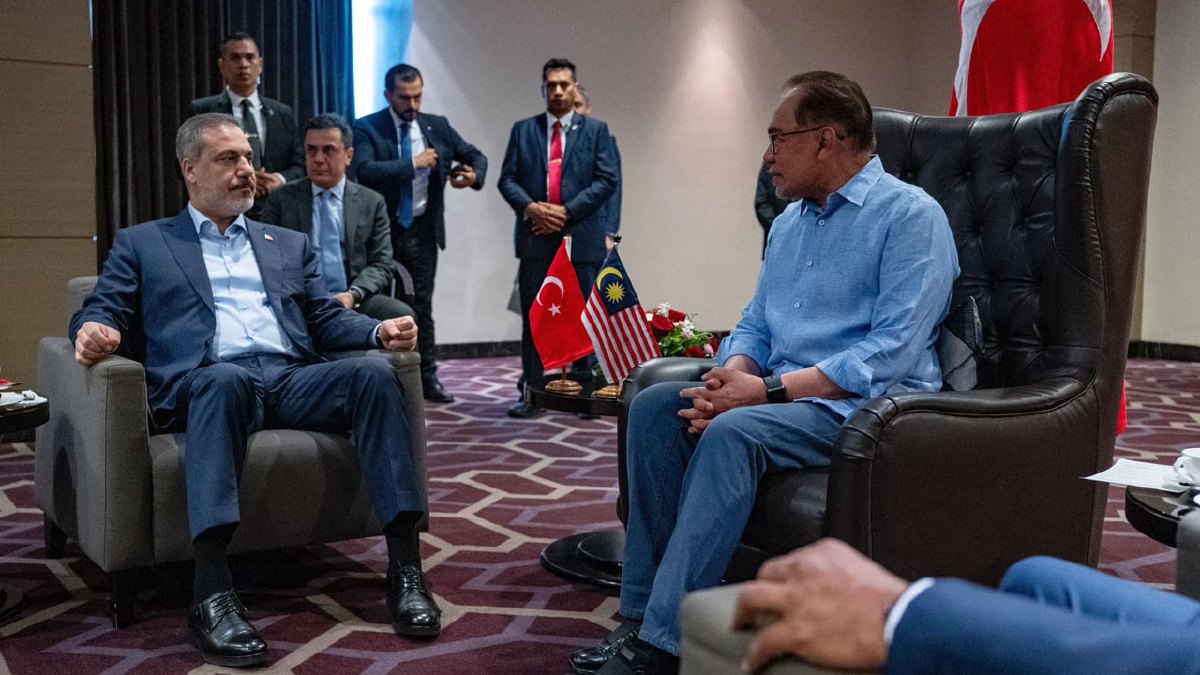 ANWAR (duduk, kanan) bersama Fidan (duduk, kiri). FOTO Fcaebook Anwar Ibrahim