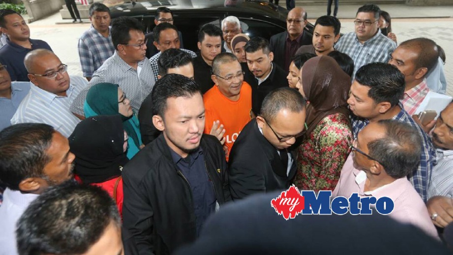 PEGAWAI SPRM membawa Isa (baju oren) untuk permohonan tahanan reman di Mahkamah Majistret Putrajaya. FOTO Mohd Fadli Hamzah