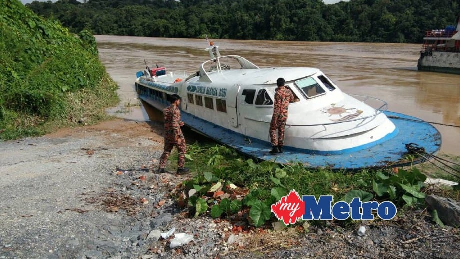 BOT ekspress tersadai di tebing sungai selepas terlibat dalam kemalangan. FOTO ihsan Bomba