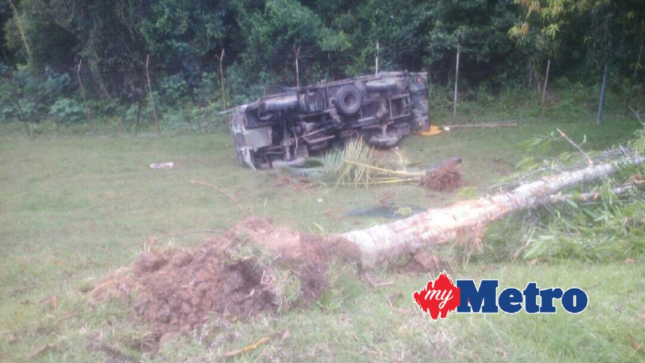 KEADAAN trak milik Angkatan Tentera Malaysia selepas terbabas ke dalam gaung. FOTO ihsan Bomba