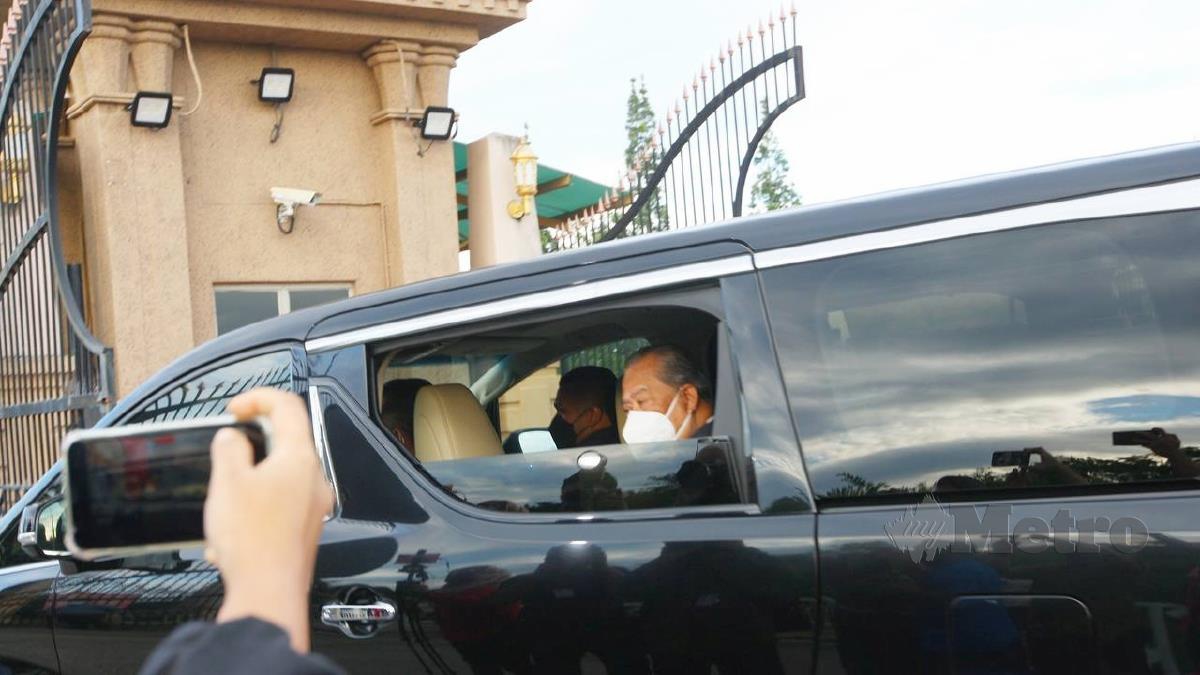 KENDERAAN membawa Perdana Menteri, Tan Sri Muhyiddin Yassin tiba di Bangunan Perdana Putra, Putrajaya pada 8.07 pagi. FOTO Mohd Fadli Hamzah
