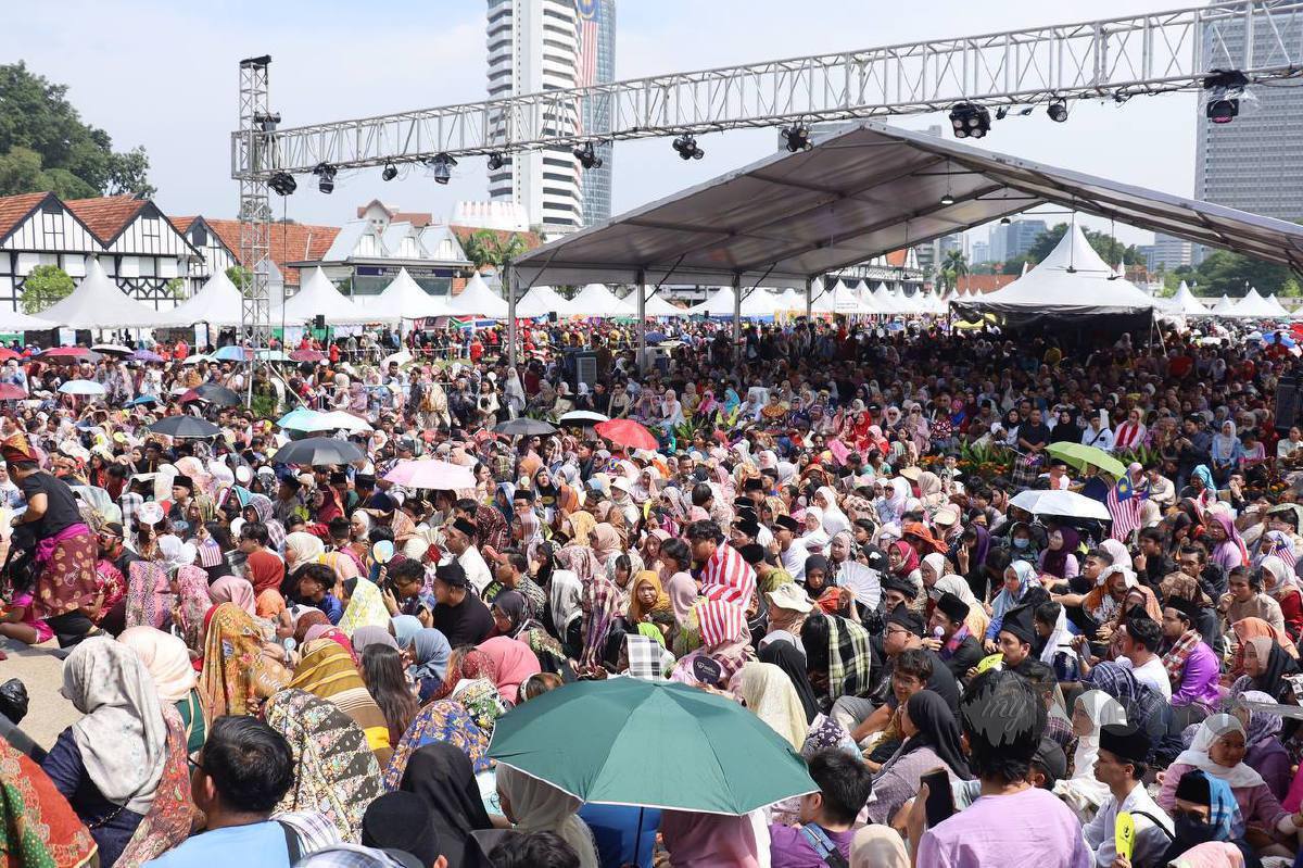 KUALA LUMPUR 16 SEPTEMBER 2023: Seramai lebih 10,000 orang hadir ke Dataran Merdeka Bagi meraikan Keretapi Sarong 2023 di dataran Merdeka, Kuala Lumpur. STU/ AHMAD UKASYAH