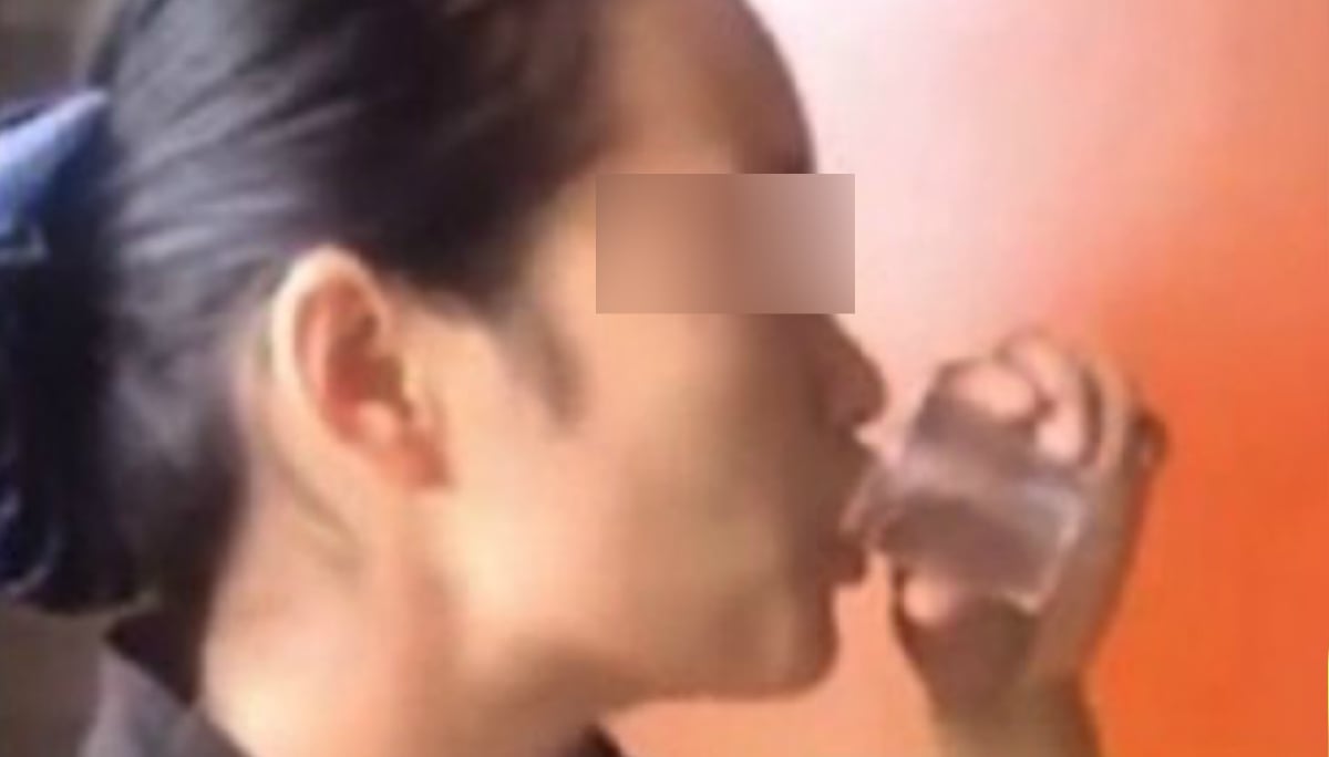 TINDAKAN wanita minum air dari mangku tandas. FOTO Twitter/ Agensi 