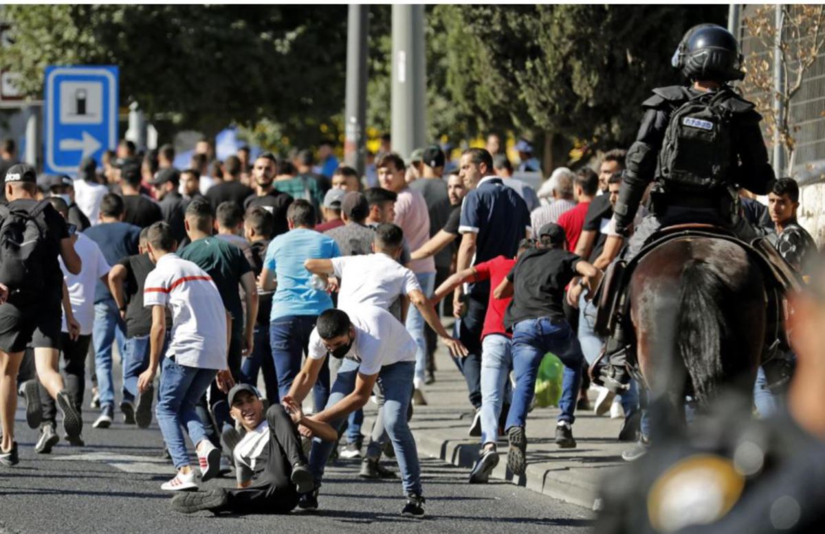 TENTERA Israel menyuraikan penunjuk perasaan warga Palestin. FOTO AFP 