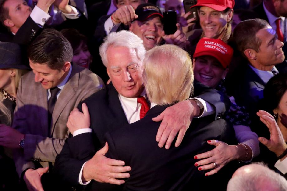ROBERT Trump memeluk Donald selepas kemenangan Presiden AS itu dalam pilihan raya pada 2016. FOTO Chip Somodevilla/Getty Images.