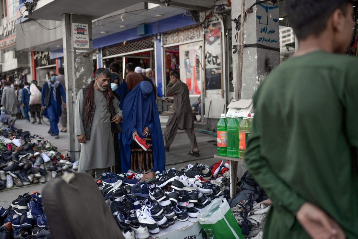 WANITA memakai burka membeli-belah di sebuah pasar di Kabul. FOTO AFP 