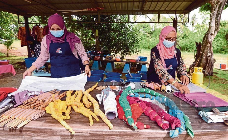 PESERTA Projek Semarak Kraf menghasilkan batik dengan teknik ikat dan celup. FOTO & VIDEO Halimaton Saadiah Sulaiman