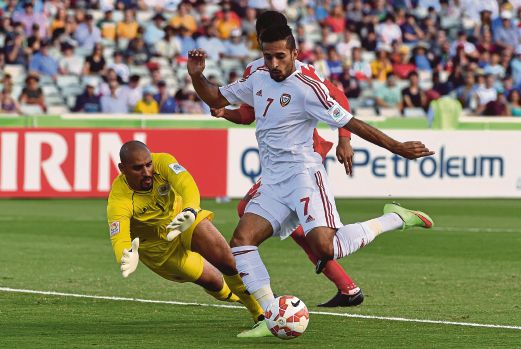 ALI (kanan) memperdayakan penjaga gol Bahrain sebelum menjaringkan gol pertama.