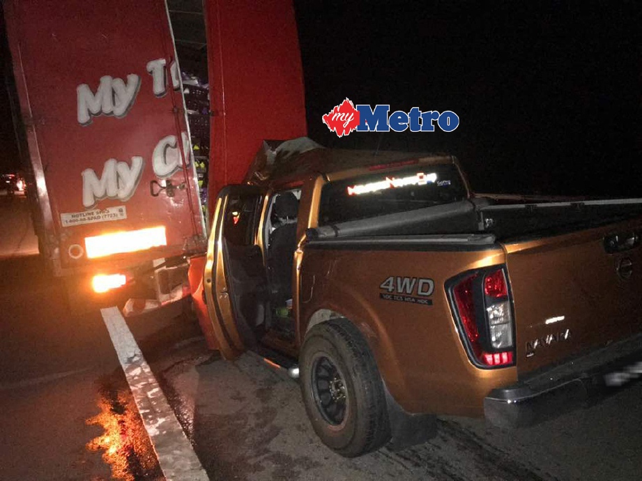 KEADAAN kenderaan yang terlibat dalam kemalangan di Kilometer 406 Lebuh Raya Utara Selatan arah Ipoh di Kuala Kubu Bharu, 12.15 tengah malam tadi.