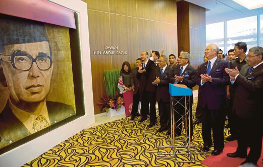 NAJIB melihat potret bekas Perdana Menteri Kedua Allahyarham Tun Abdul Razak Hussein ketika merasmikan Dewan Tun Abdul Razak sempena Majlis Pelancaran Menara Kembar Bank Rakyat, semalam.