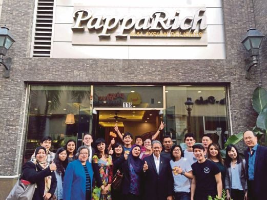 MUSTAPA (sembilan dari kanan)  bersama pelajar dan rakyat Malaysia di hadapan restoran  Malaysia PappaRich di Los Angeles.