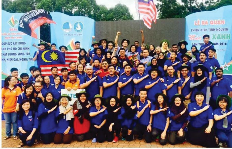 SUKARELAWAN pelajar Malaysia yang menyertai Kempen Sukarelawan Musim Panas Hijau ASEAN 2016. 