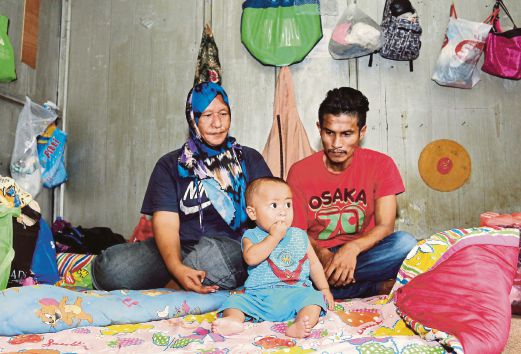 MOHD SHAMSUL bersama Sareena dan anak mereka di bilik yang disewa di Jalan Gajah Mati.