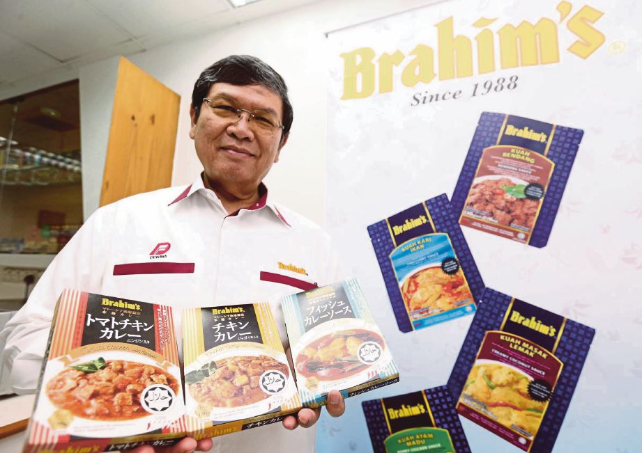 IBRAHIM  bersama produk baharu keluaran Brahim's di Dewina Holdings.
