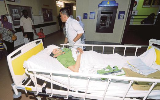 MANGSA kemalangan bas, Teen Choon Hwa dibawa keluar dari wad kecemasan selepas menjalani rawatan.