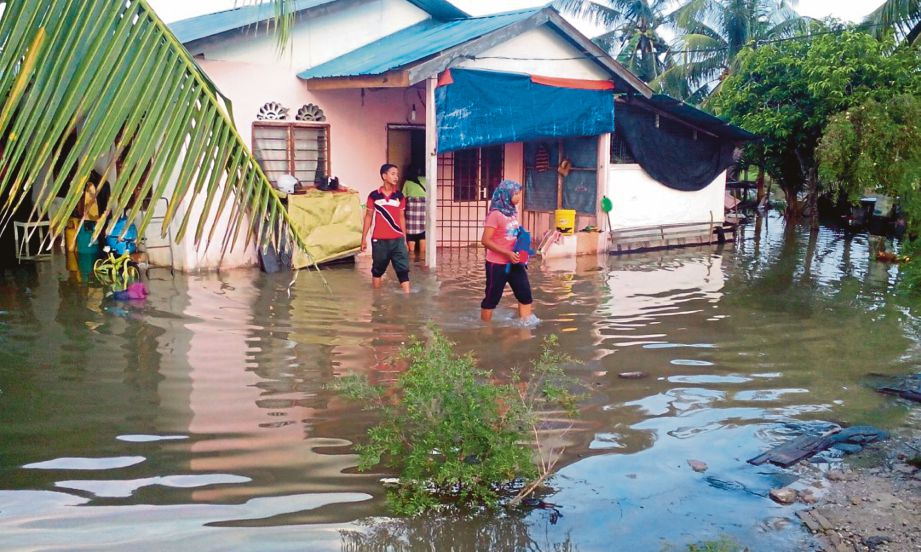 RUMAH penduduk di Kampung Sungai Tengar Utara dilanda banjir.