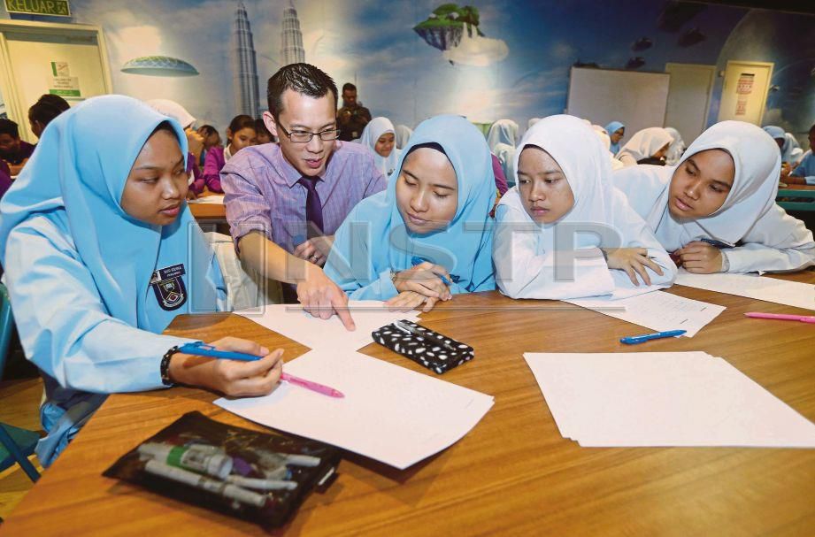 WOO menunjukkan kaedah terbaik mempelajari matematik kepada pelajar yang menyertai sesi interaksi dan perkongsian di The Discovery Centre, Petrosains, Menara Kembar Petronas, semalam.  