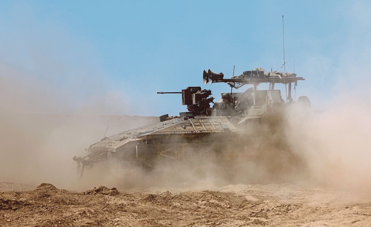 KENDERAAN tentera Israel mengawal sempadan susulan ketegangan yang semakin meningkat. FOTO Reuters.