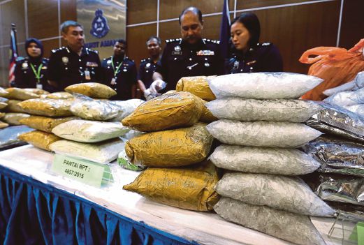 MOKHTAR (dua dari kanan) menunjukkan pelbagai jenis dadah yang dirampas dalam serbuan membabitkan sindiket dadah.