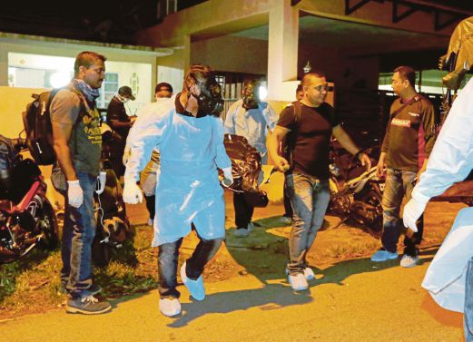 ANGGOTA polis membawa mayat mangsa ke Hospital Pulau Pinang untuk siasatan lanjut.