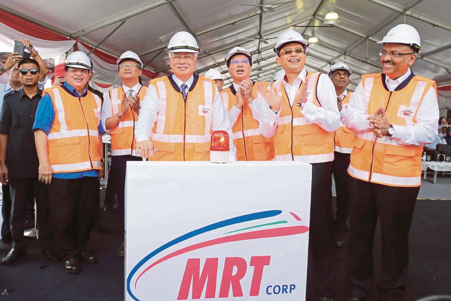 Najib merasmikan majlis pecah tanah laluan MRT bagi laluan SSP Putrajaya, semalam disaksikan (dari kiri) Tengku Adnan, Abdul Rahman, Liow dan Ketua Pegawai Eksekutif MRT Corporations Sdn Bhd, Datuk Seri Shahril Mokhtar dan Ali.