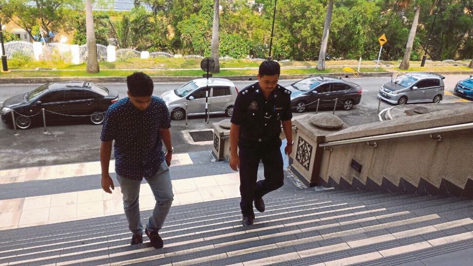 ANGGOTA polis mengiringi lelaki yang ditahan kerana memiliki 11 waran tangkap ke Mahkamah Majistret Jalan Duta, kelmarin.