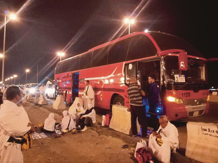 BAS membawa jemaah haji dari Madinah ke Makkah berhenti rehat di stesen ditetapkan.