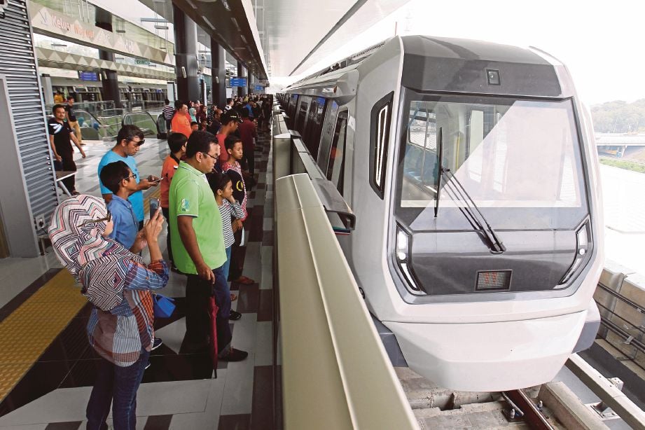 ORANG ramai  menggunakan khidmat  MRT fasa pertama yang dibuka dari Stesen Sungai Buloh sehingga Stesen Semantan. 