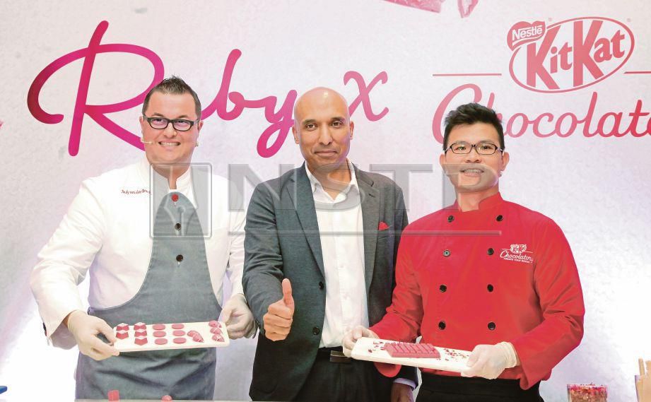 GOEL (tengah) ditemani Chef Andy Van den Broeck (kiri) dan Pengurus Inovasi & Pengubahsuaian untuk Unit Perniagaan Biskut Nestle Malaysia, Cheah Keng Kee pada pelancaran coklat Kitkat Ruby. FOTO Nik Hariff Hassan  