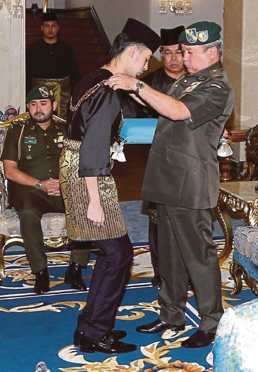  SULTAN Ibrahim berkenan mengurniakan pingat kepada Tunku Laksamana Johor Tunku Abdul Jalil. 