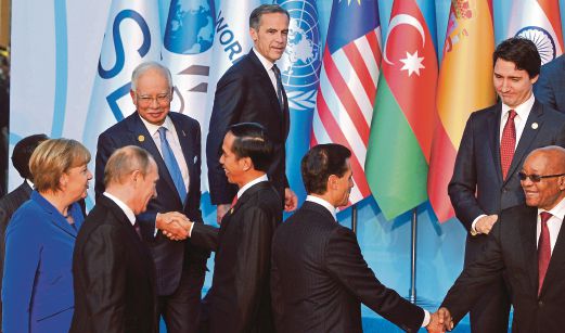 NAJIB bersalaman dengan Presiden Indonesia, Joko Widodo dan beramah mesra dengan pemimpin dunia dari negara lain pada Sidang Kemuncak G20, semalam.  