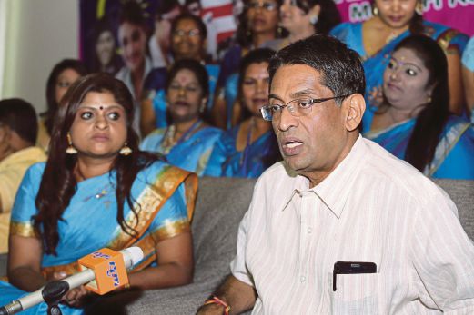 DR Subramaniam pada sidang media selepas merasmikan  penutupan Seminar Kepemimpinan Strategik Wanita Masyarakat India dan Kerajaan di Teluk Batik, semalam. Turut kelihatan Ketua Wanita MIC Nasional, Mohana Muniandy (kiri).