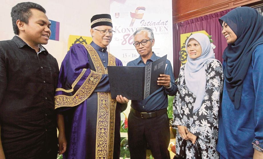 DR Hassan  (dua dari kiri) beramah mesra bersama  Mohd Nasir  (tengah) yang mewakili  anaknya, Mohd Arif Syazrel pelajar jurusan Diploma Sains Geometik (Sistem Maklumat Geografi) yang meninggal dunia dalam kemalangan.