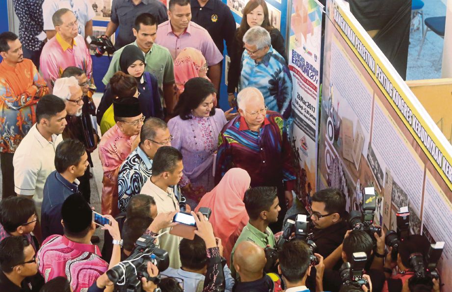NAJIB diiringi Rosmah melawat pameran pada pelancaran Kongres Budaya 2017, semalam.