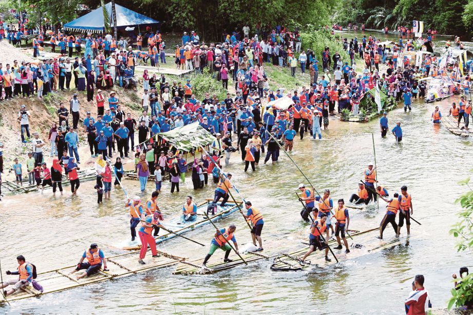 ANTARA aksi yang dipamerkan peserta pertandingan yang diadakan di Kampung Sungai Bayor.