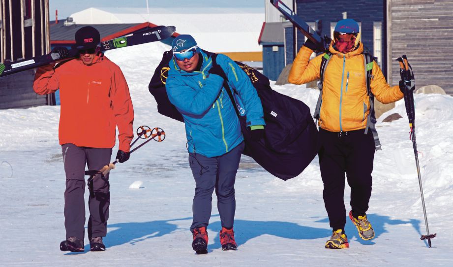  MUHAMAD Muqharabbin (tengah), Mohd Irwan (kanan) dan Shahrom  bersedia untuk berlepas ke Station Barneo Kutub Utara di Longyearbyen Svalbard.