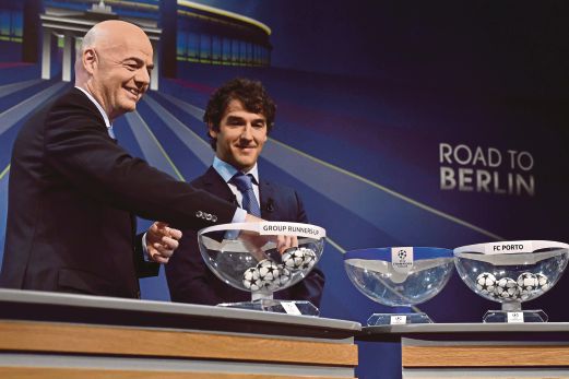 SETIAUSAHA Agung UEFA Gianni Infantino (kiri) pada majlis undian.